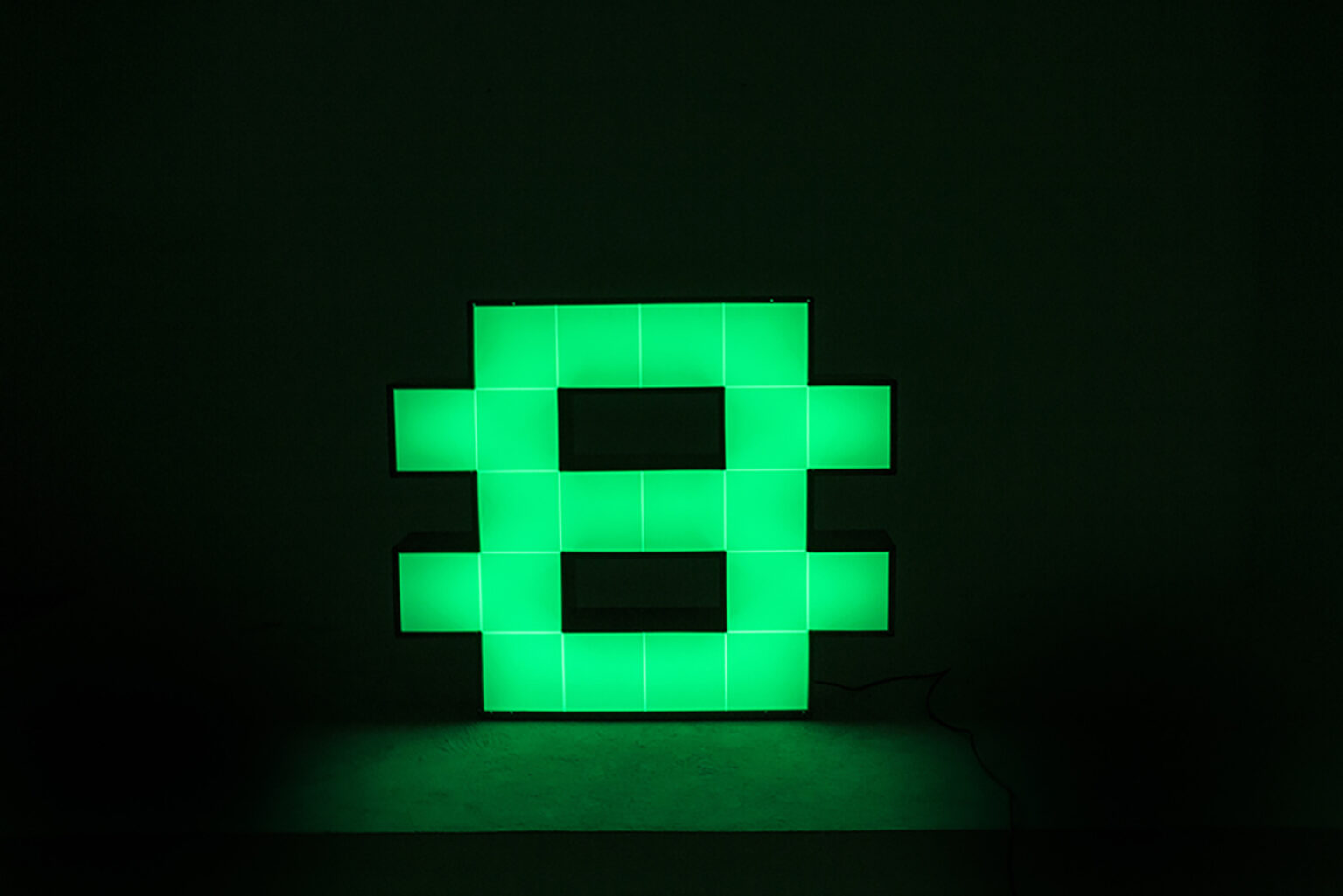 With a retro gaming soul, the 8 marquee letter design is fitted for the ones who want to change and want originality. With an Ambilight system, this marquee letter design can shine in 256 different colours so choose wisely. With a height of 1 meter, this marquee lighting design can be floor lamp or a wall mounted. The marquee lamp that can customizable on demand, is available on a mini version