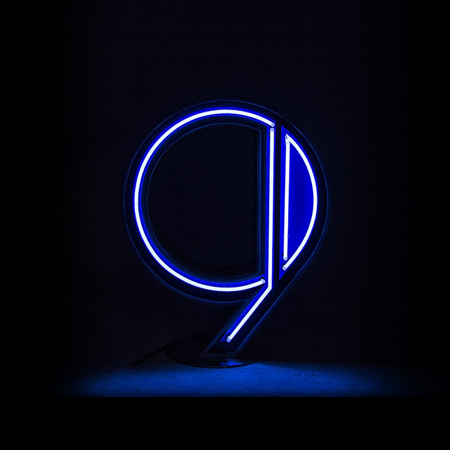 Art deco just landed and landed perfeclty into this number 9. Calling for all the lovers of The Great Gatsby and the aura of the American bars in the 50's, the round shape of this marquee letter shines bright like no other. With a height of 1 meter, this marquee lighting design can be floor lamp or a wall mounted. The marquee lamp that can customizable on demand, is available on a mini version