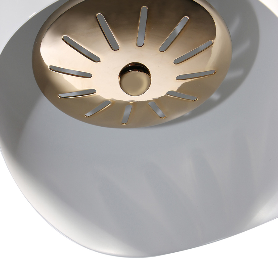 Duke is a modern pendant lighting design that boasts a heavy nostalgic 70s groove vibe. Inspired by the simplicity of the 1970s, DelightFULL’s designers were able to create an iconic modern ceiling light that suits the most demanding setting. It´s handmade in brass and Aluminium. The body, made of brass, has both a matte black and a gold-plated finish, while the shades are lacquered a glossy black on the outside.
