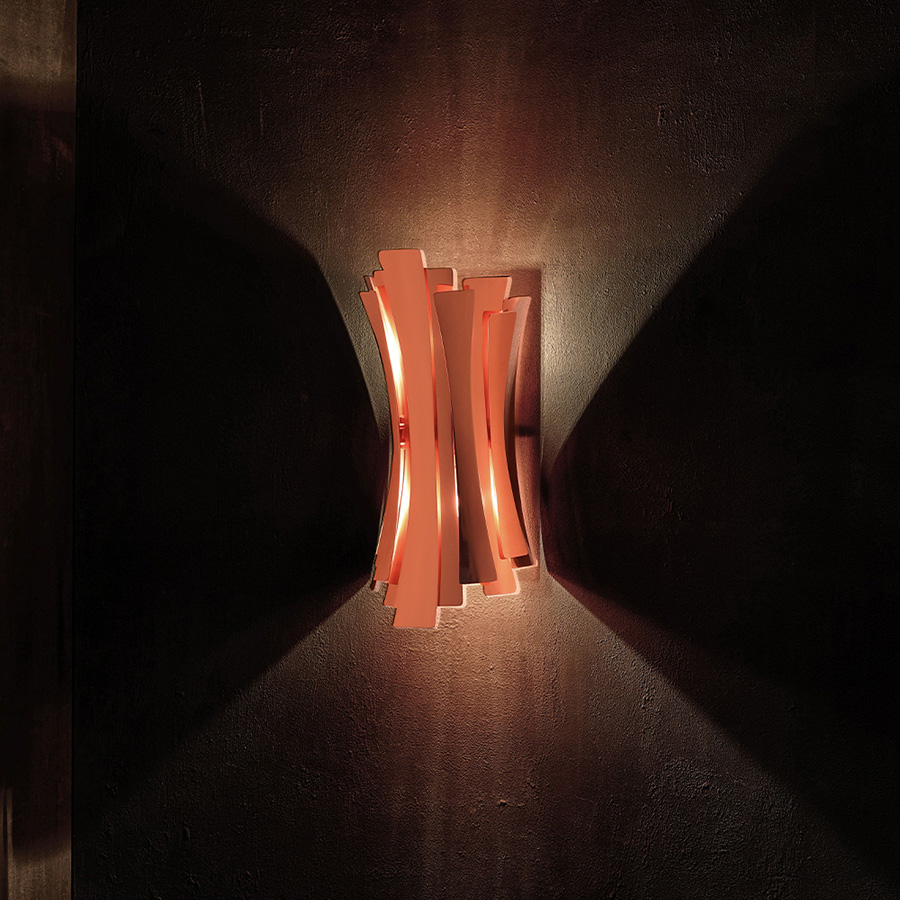 Etta XL is one of DelightFULL’s most feminine and luxurious wall lights, and it is a bigger version of the original Etta wall lamp. Inspired by the memorable jazz singer Etta Jones, this mid-century wall sconce can elevate any ordinary home decor to an oasis of sophistication and luxury. It is a handmade indoor wall light, with 12 brass leaves that are all shaped and assembled by hand, which convey a romantic vibe to any space.
