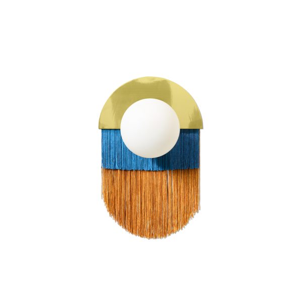 The Fawcett wall lamp is inspired by the colors that the actress Farrah Fawcett made her own, highlighting her radiance and cheerfulness with a blue touch. The star of the first Charlie's Angels movie is considered to be one of the greatest female symbols of the 1970s thanks to her strong on-screen presence. Something that this unique wall lamp will add to your project, with a minimum effort.