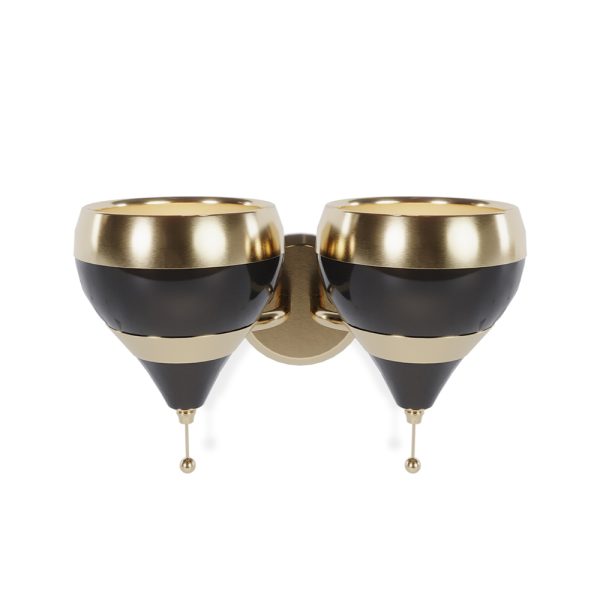 Hanna 2 is a contemporary wall lamp that will bring a smooth ambiance your mid-century modern interior. It was created with two original Hanna lamps adjacent to one another to create a new design. With a structure made in brass, this wall sconce is gently covered by a gold plated bath, while its Aluminium lamp shade is outlined by a gold plated and matte white finish. The on/off switch is located below the lamp shade for a easy use.