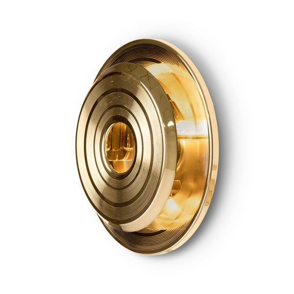Hendrix wall sconce has a round shape that was inspired by a golden vinyl player. Ideal for every single mid-century modern interior, this wall light fixture will bring a smooth lighting effect to your room. 100% handmade in brass, Hendrix showcases a high quality craftsmanship. With a gold plated finish, this wall light has an avant-garde design perfect for modern and contemporary environments