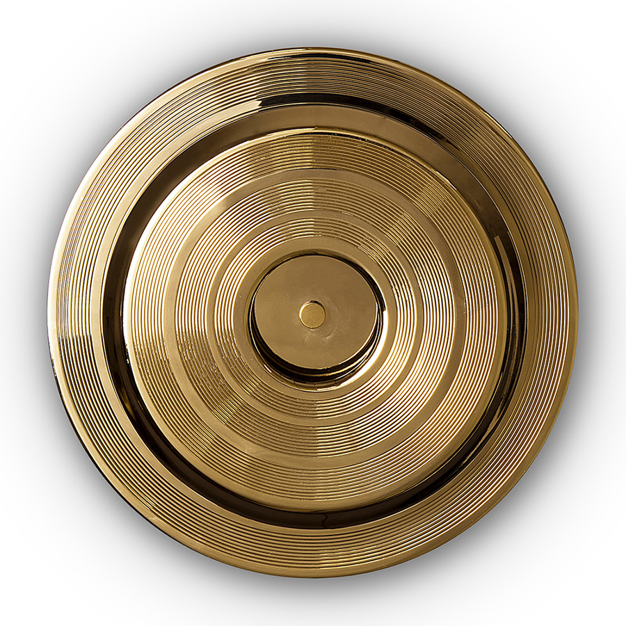 Hendrix wall sconce has a round shape that was inspired by a golden vinyl player. Ideal for every single mid-century modern interior, this wall light fixture will bring a smooth lighting effect to your room. 100% handmade in brass, Hendrix showcases a high quality craftsmanship. With a gold plated finish, this wall light has an avant-garde design perfect for modern and contemporary environments