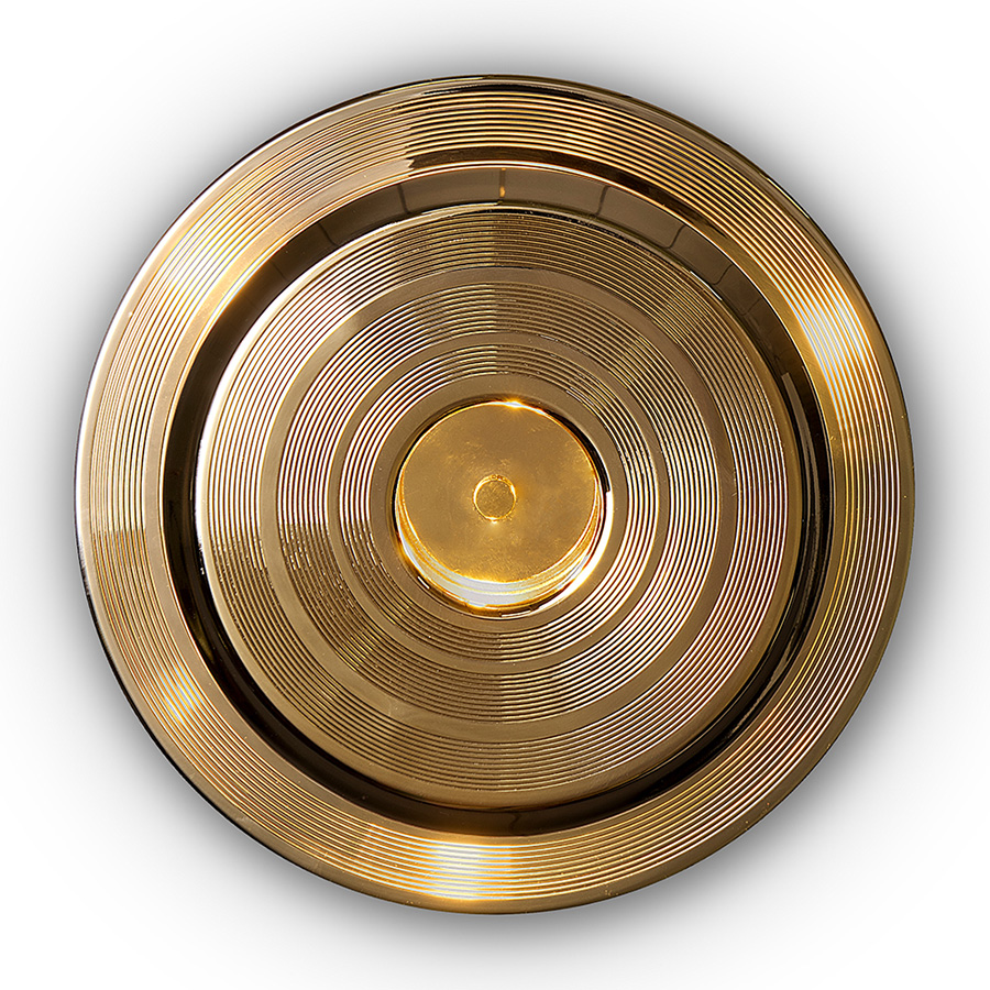 Hendrix wall sconce has a round shape that was inspired by a golden vinyl player. Ideal for every single mid-century modern interior, this wall light fixture will bring a smooth lighting effect to your room. 100% handmade in brass, Hendrix showcases a high quality craftsmanship. With a gold plated finish, this wall light has an avant-garde design perfect for modern and contemporary environments