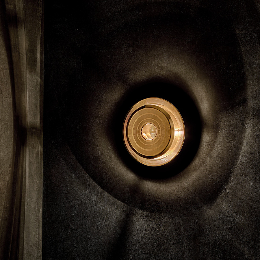 Hendrix wall sconce has a round shape that was inspired by a golden vinyl player. Ideal for every single mid-century modern interior, this wall light fixture will bring a smooth lighting effect to your room. 100% handmade in brass, Hendrix showcases a high quality craftsmanship. With a gold plated finish, this wall light has an avant-garde design perfect for modern and contemporary environments