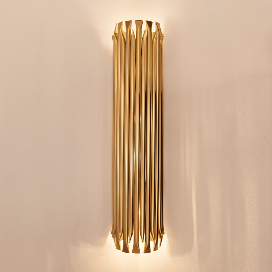 Matheny wall light has a complex and attractive geometry design of combined tubes. This unique lamp combines a mid-century modern design with a classic style that will make a statement in your home. Providing a subtle glow, this modern wall light is 100% handmade in brass and has a brushed nickel finish. With 4 lamps, we recommend you to use G9 bulbs.