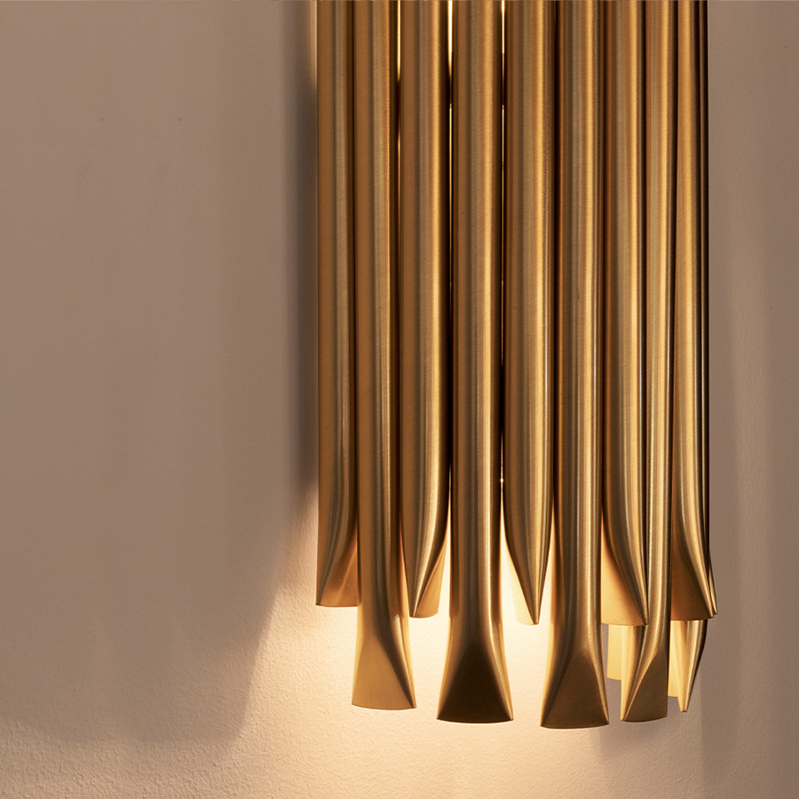 Matheny wall light has a complex and attractive geometry design of combined tubes. This unique lamp combines a mid-century modern design with a classic style that will make a statement in your home. Providing a subtle glow, this modern wall light is 100% handmade in brass and has a brushed nickel finish. With 4 lamps, we recommend you to use G9 bulbs.