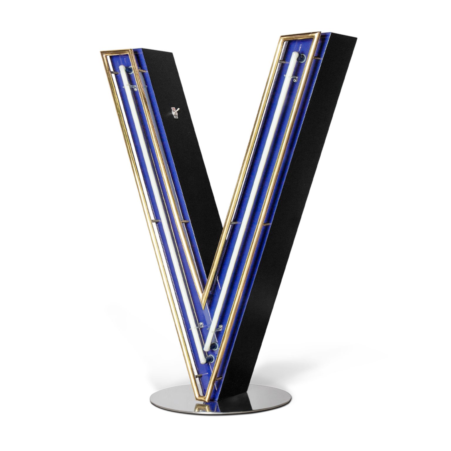 Grab the Las Vegas feeling inside or outside your design project! Inspired by the aura and authenticity of the city of lights this sophisticated lighting design has a copper plated and red frame that can be customizable on demand. Available in a mini version, the vivid colours reflect a state of being, creating an energetic atmosphere. Handmade in copper and acrylic.