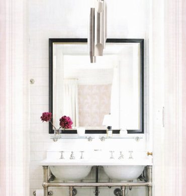 INSPIRING BATHROOM DESIGNS: HOW TO USE PENDANT LIGHTS