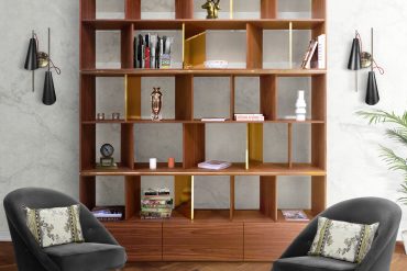 MID-CENTURY MODERN LIVING ROOM WITH KAVRITZ SUSPENSION AND EVANS WALL