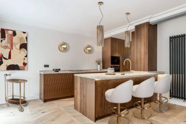 A SOPHISTICATED KITCHEN FULL OF WOODEN DETAILS